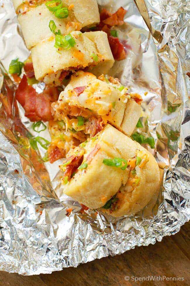 Loaded Bacon Cheddar Loaf es pan de ajo llevado al siguiente nivel, está completamente cargado con todos los mejores ingredientes, como ajo fresco, queso y tocino. ¡Es fácil de hacer y es el acompañamiento o aperitivo perfecto!