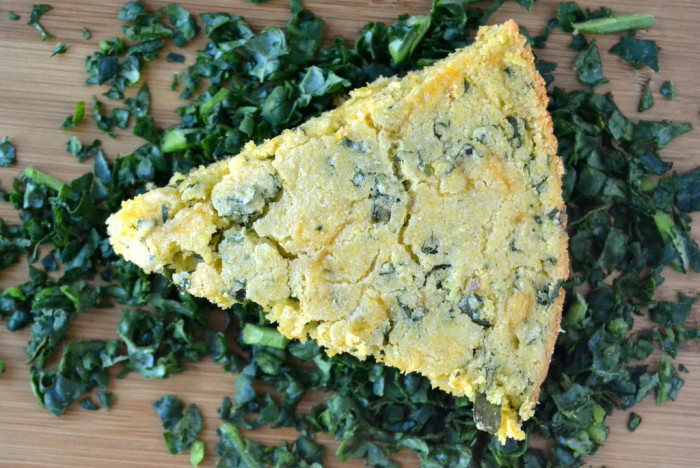 Cheddar Kale Skillet Pan de ma&iacute;z 6