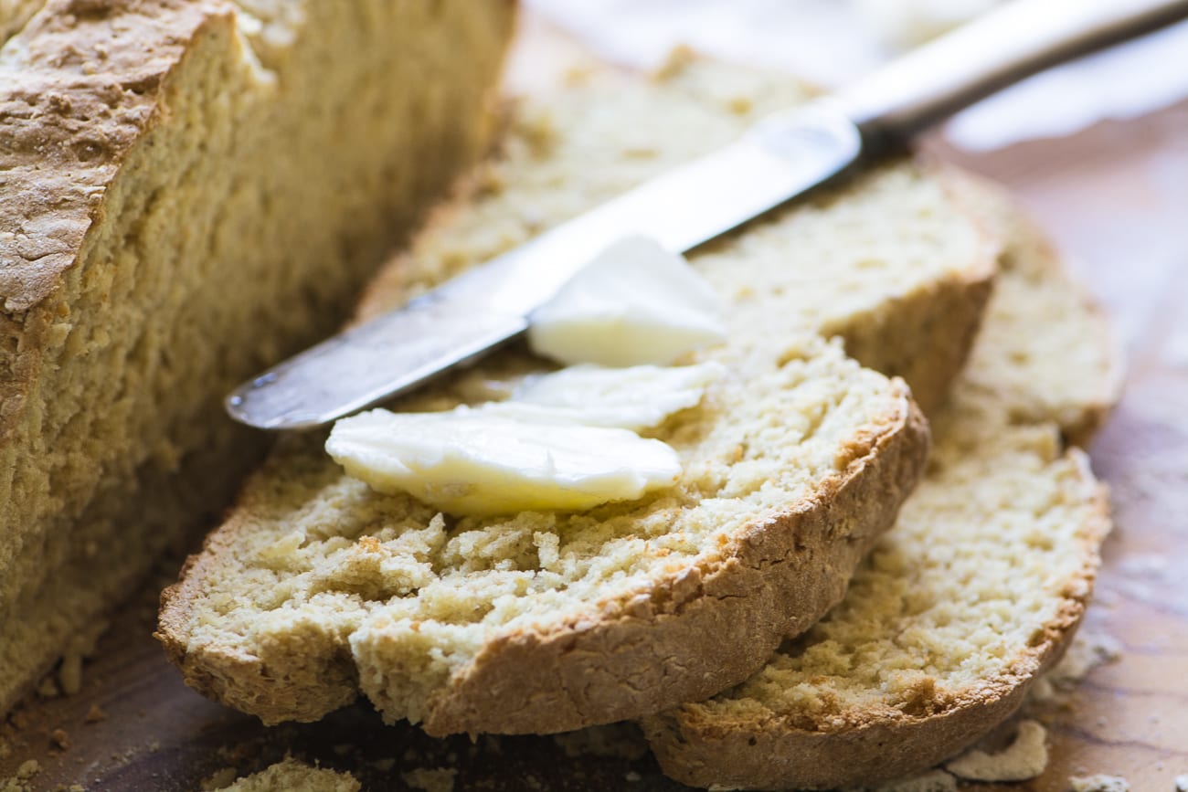Pan de soda de avena irlandesa ~ rebanado con mantequilla
