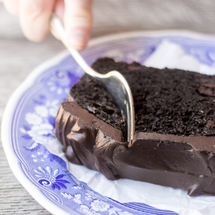 &iexcl;El pastel de calabac&iacute;n Death By Chocolate con ganache de chocolate agridulce es el postre de calabac&iacute;n definitivo! ~ theviewfromgreatisland.com