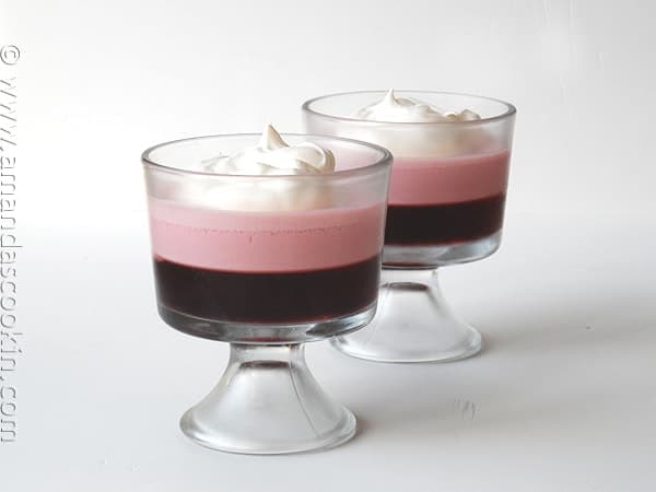¡Bonita! Parfaits cremosos de gelatina de frambuesa a través de AmandasCookin.com