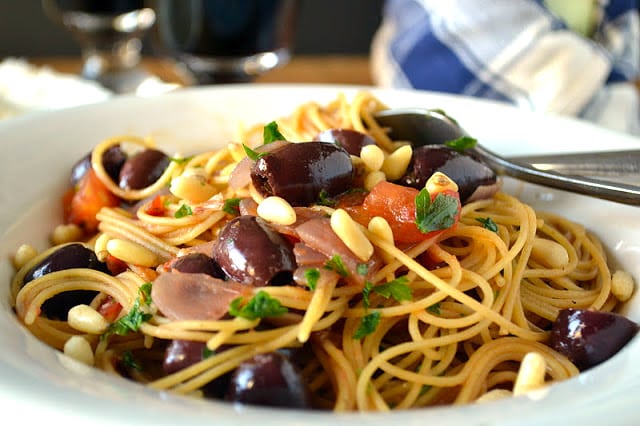 Pasta Puttanesca en un bol