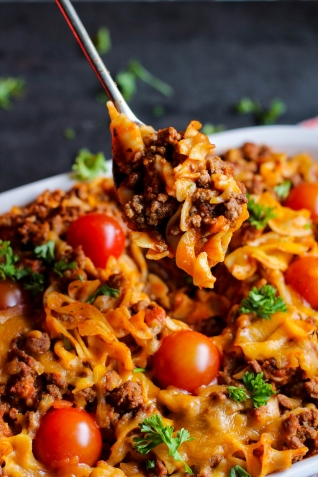 Rustic puertorriqueño carne y salchicha pasta hornea