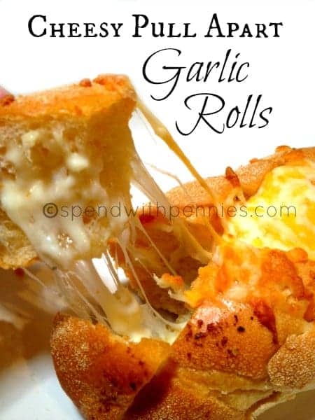 Rollitos de ajo y queso. &iexcl;Si te gusta separar las recetas de pan, te encantar&aacute; esta! &iexcl;Son rollos individuales cubiertos de cursi bondad!