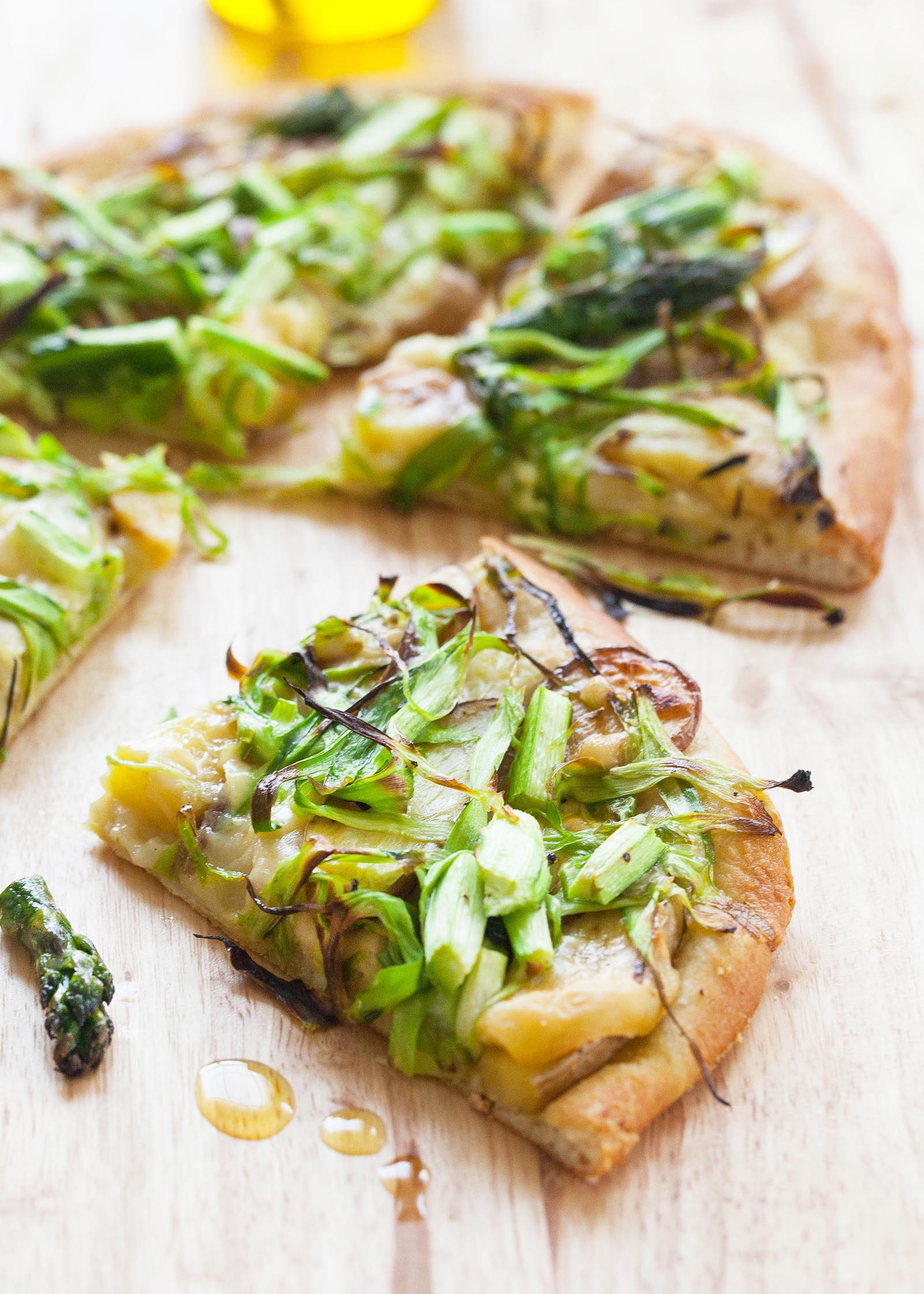 Pizza aux asperges et pommes de terre rasées