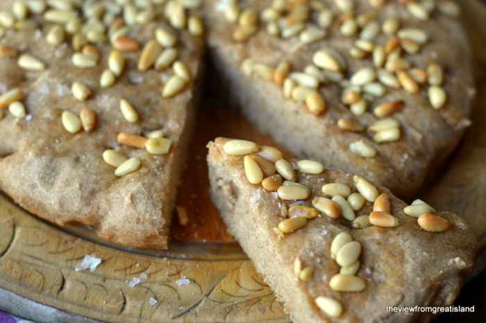 Sartén de trigo integral focaccia con piñones