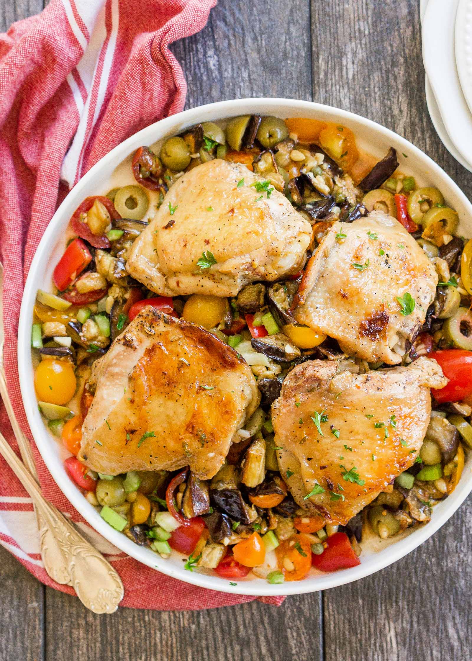 Poulet sauté à la caponata d'aubergine rôtie