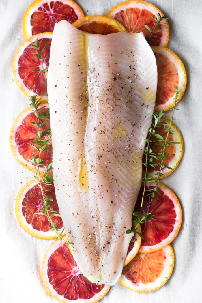 Pescado con naranja sanguina y tomillo en pergamino