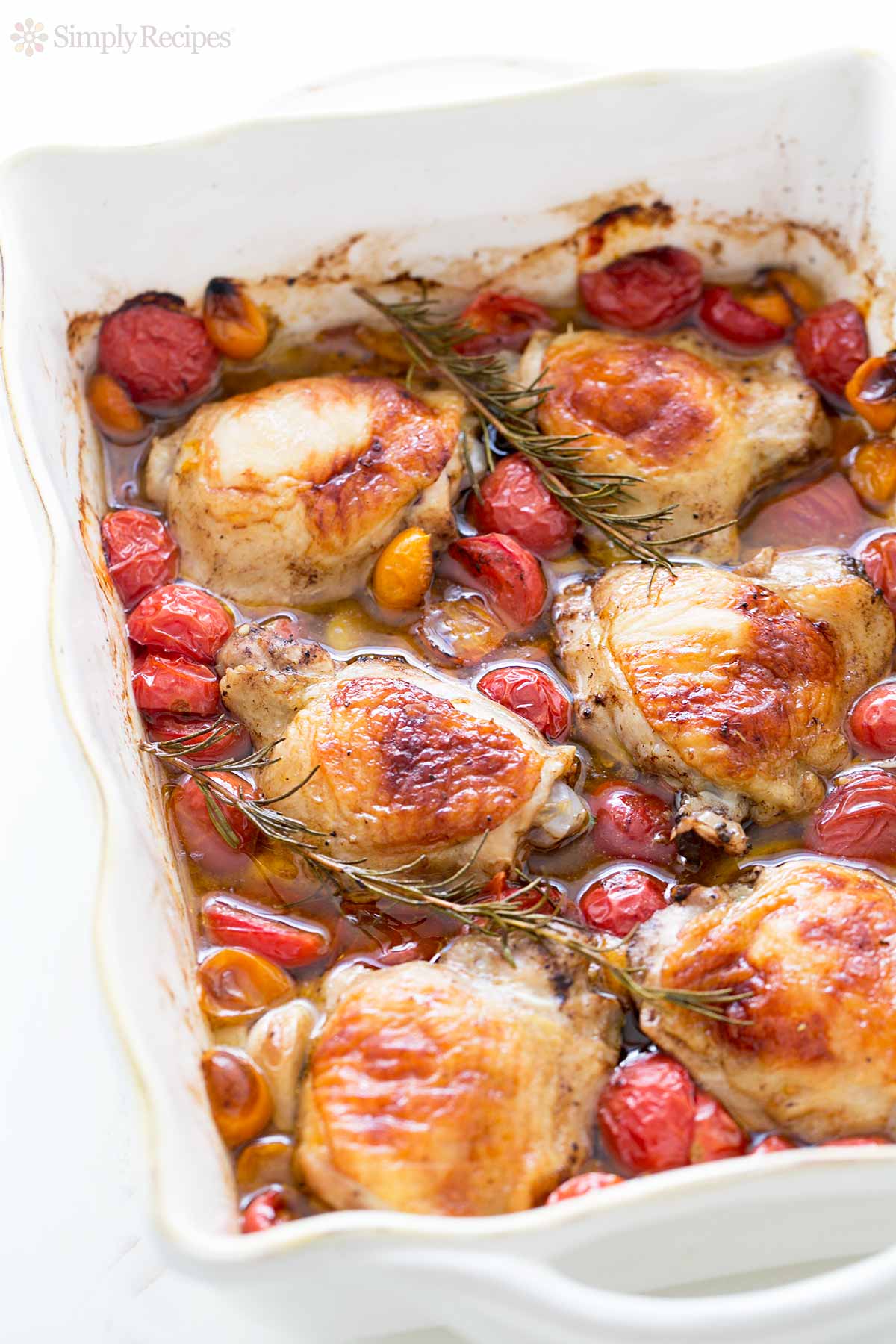 Pollo al horno con tomates cherry y ajo