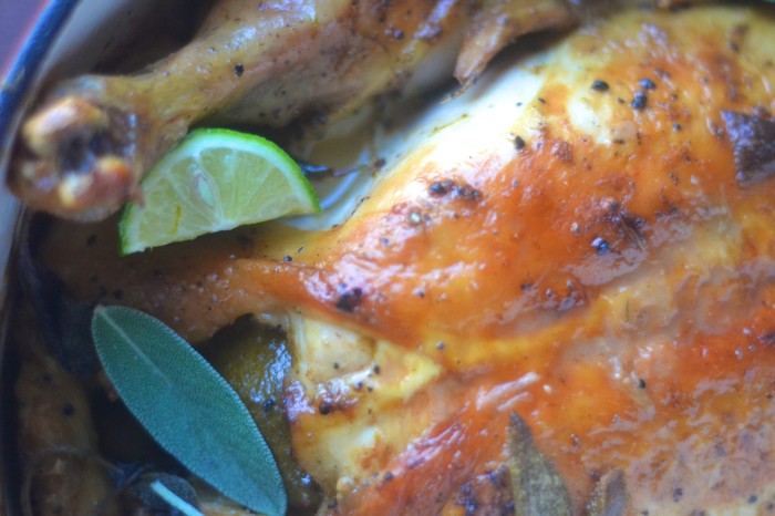 Pollo en leche de almendras con limones verdes, canela y salvia