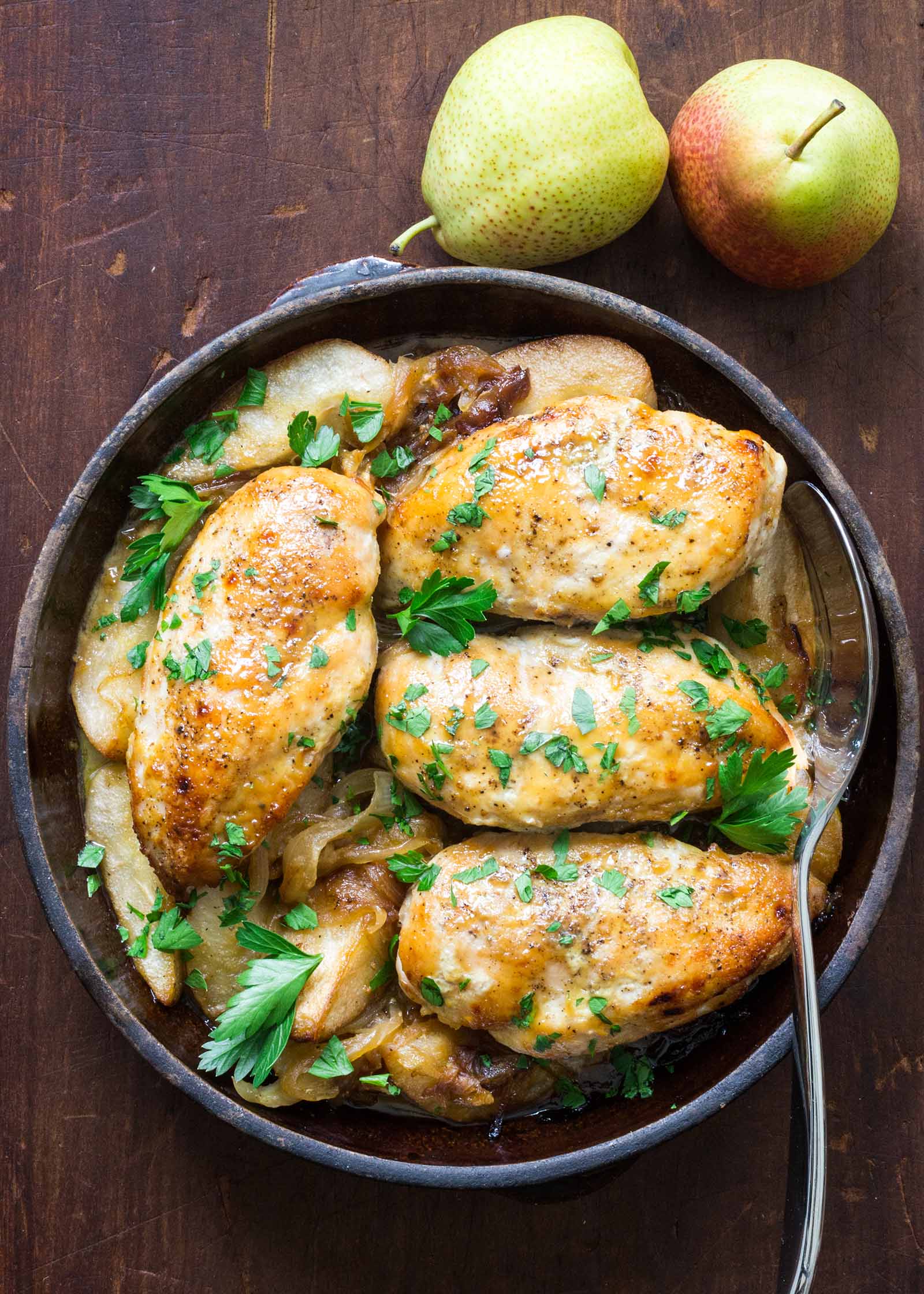 Poulet glacé à l'érable avec oignons et poires caramélisés