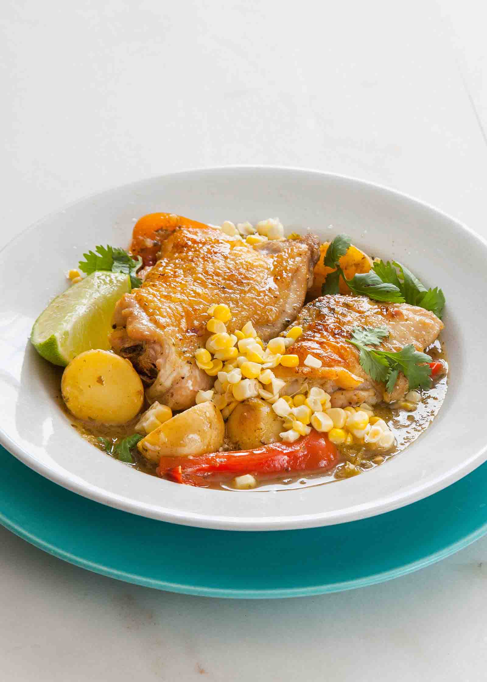 Ragoût de poulet aux tomates avec pommes de terre et maïs