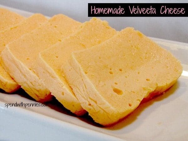 lonchas de queso de terciopelo casero en un plato