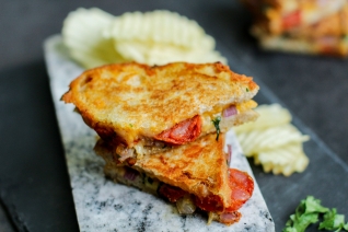 Receta de sándwich de queso a la parrilla con chorizo ​​y cebolla roja cargada