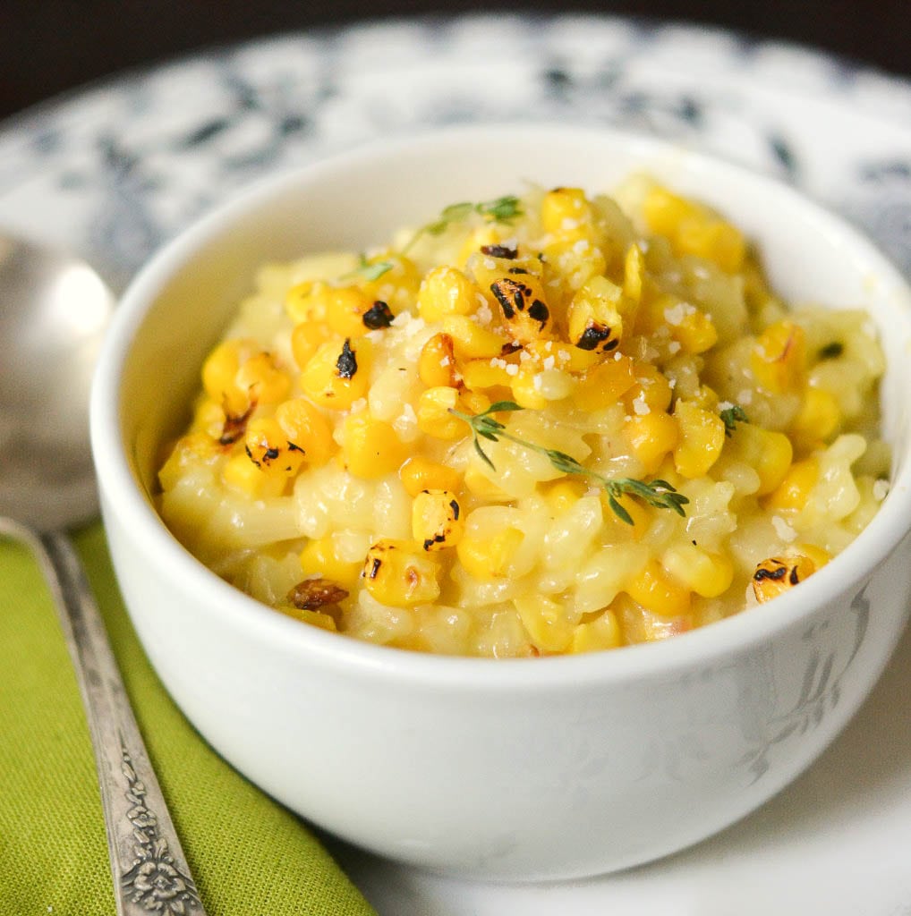 Un taz&oacute;n de risotto de ma&iacute;z asado con cuchara
