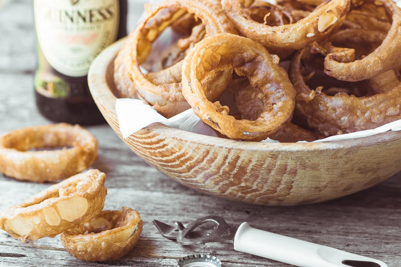 Aros de cebolla rebozados Guinness con mayonesa picante al curry