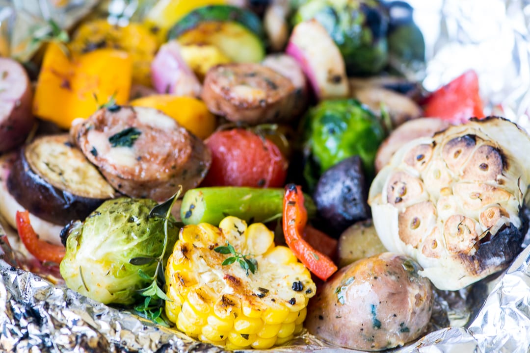 &iexcl;Paquetes de salchichas y verduras a la parrilla ~ una colorida comida saludable de 30 minutos para la parrilla o el horno!
