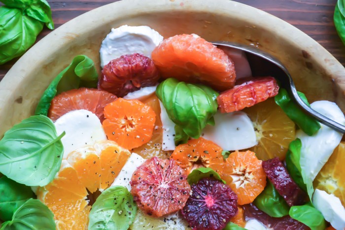 ensalada de c&iacute;tricos, mozarella y albahaca con vinagreta de miel