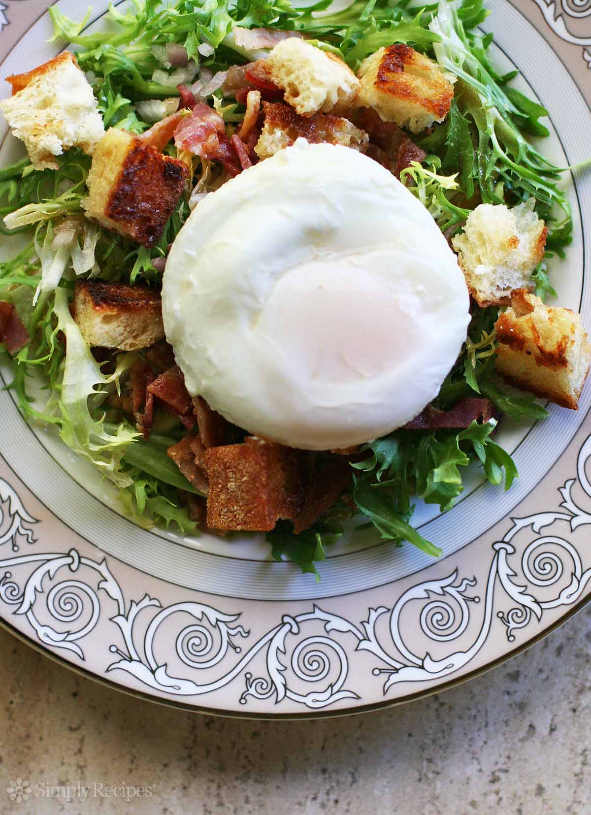 Salade de bacon et œuf poché - Salade lyonnaise