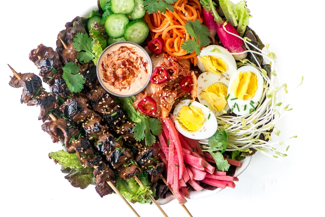 Ensalada de carne de Bulgogi coreana ~ &iexcl;esta es una ensalada de carne, al estilo coreano! Esta ensalada inspirada en la barbacoa coreana est&aacute; cubierta con carne de res a la parrilla ricamente marinada y una variedad de