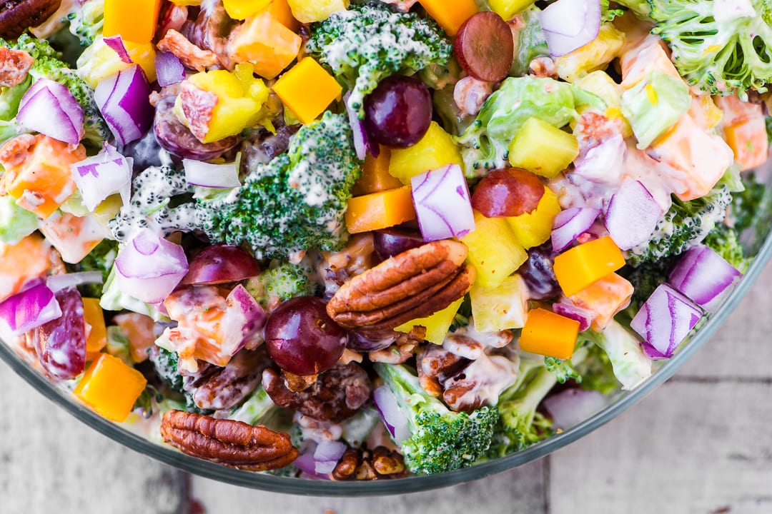 Ensalada de br&oacute;coli con pi&ntilde;a, tocino y nueces con especias ~ &iexcl;no se sorprenda si todos se saltan el plato principal y se dirigen directamente a esta ensalada! Esta cl&aacute;sica ensalada de br&oacute;coli obtiene una explosi&oacute;n extra de dulzura de la pi&ntilde;a fresca y mucho crujiente de las pacanas fritas con tocino y chile.