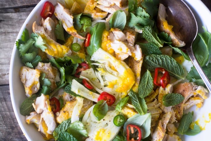 Ensalada de pollo y hierbas con azafr&aacute;n