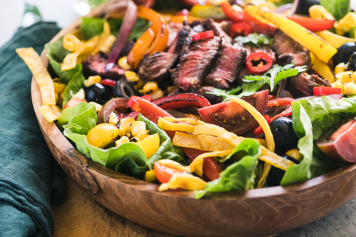 Ensalada mexicana de fajita de filete en un taz&oacute;n de madera 2