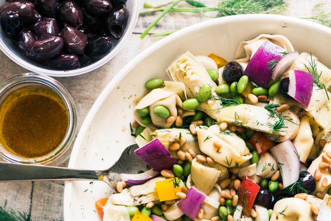 Ensalada de tortellini con aceitunas