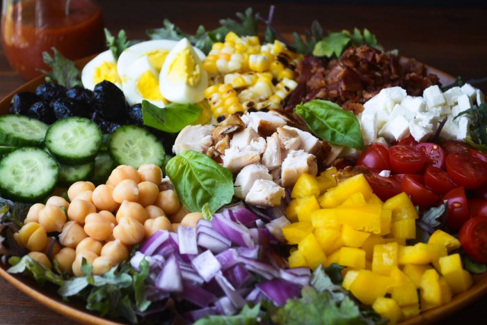 plato principal ensalada picada con vinagreta de tomate
