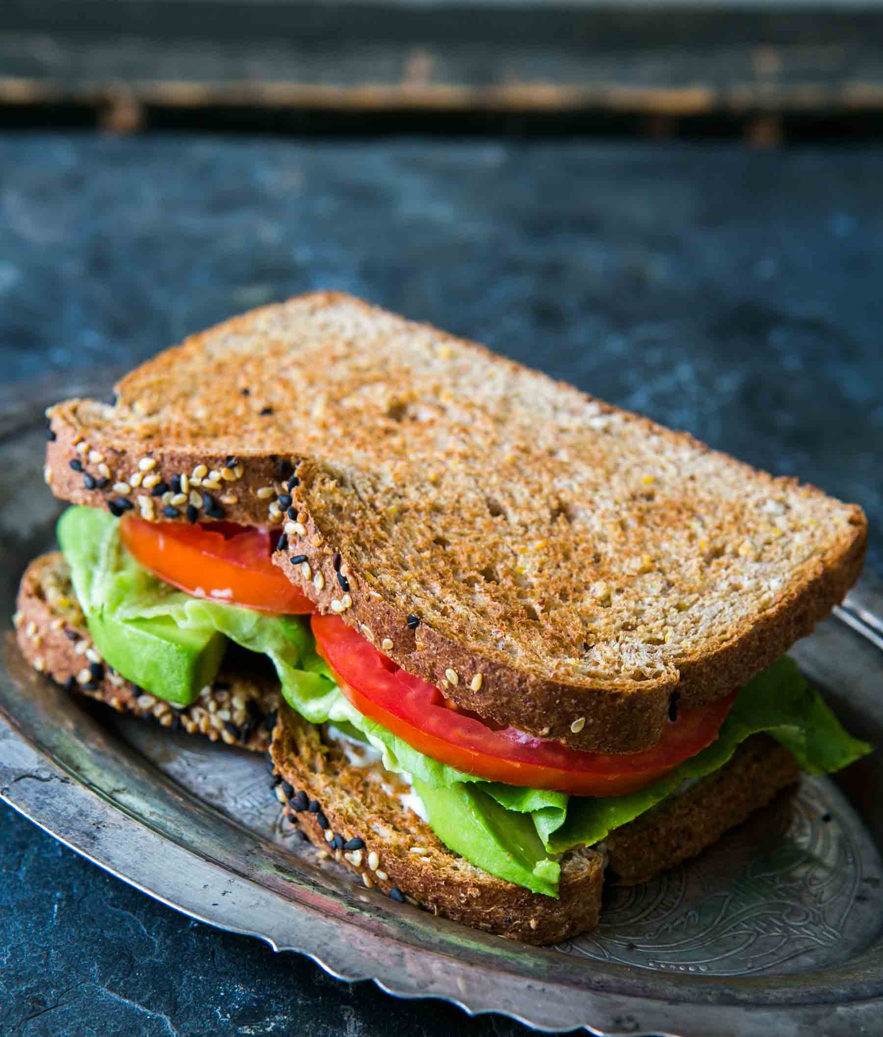 Sandwich tomate laitue avocat