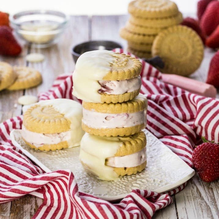 Sándwiches de helado de tarta de fresa
