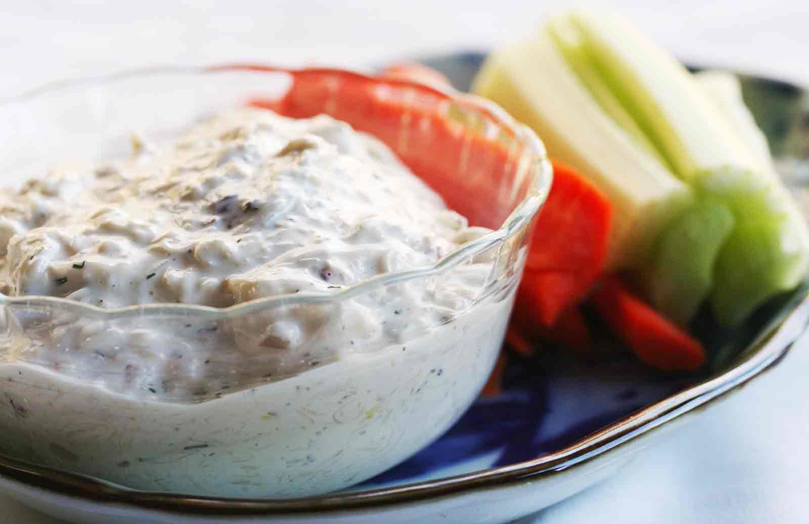 Salsa de cangrejo en un tazón con verduras a un lado