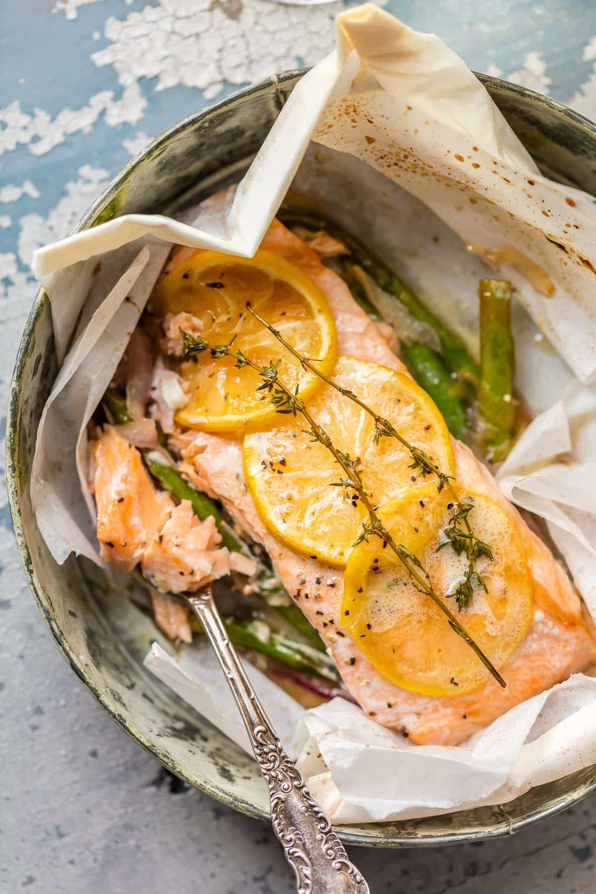 &iexcl;Este SALM&Oacute;N DE LUTON BUTTER IN PARCHMENT es nuestra forma favorita de cocinar una comida saludable y deliciosa de mariscos en casa! Esp&aacute;rragos y cebolla cubiertos con suculento salm&oacute;n, limones y tomillo, y rociados con mantequilla de lim&oacute;n. &iexcl;TAN F&Aacute;CIL e incre&iacute;blemente bueno!