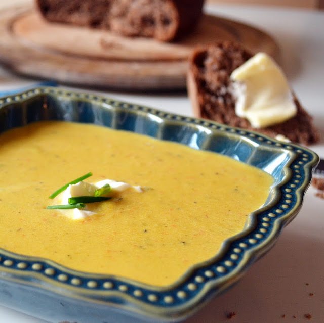 Soupe aux lentilles et poivrons jaunes rôtis