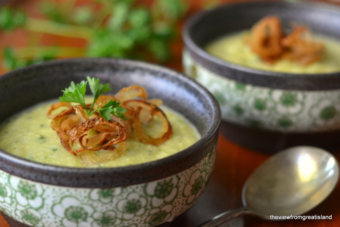 Sopa de coliflor verde con chalotes fritos