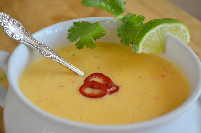 Sopa de ma&iacute;z fresca con chile y lima