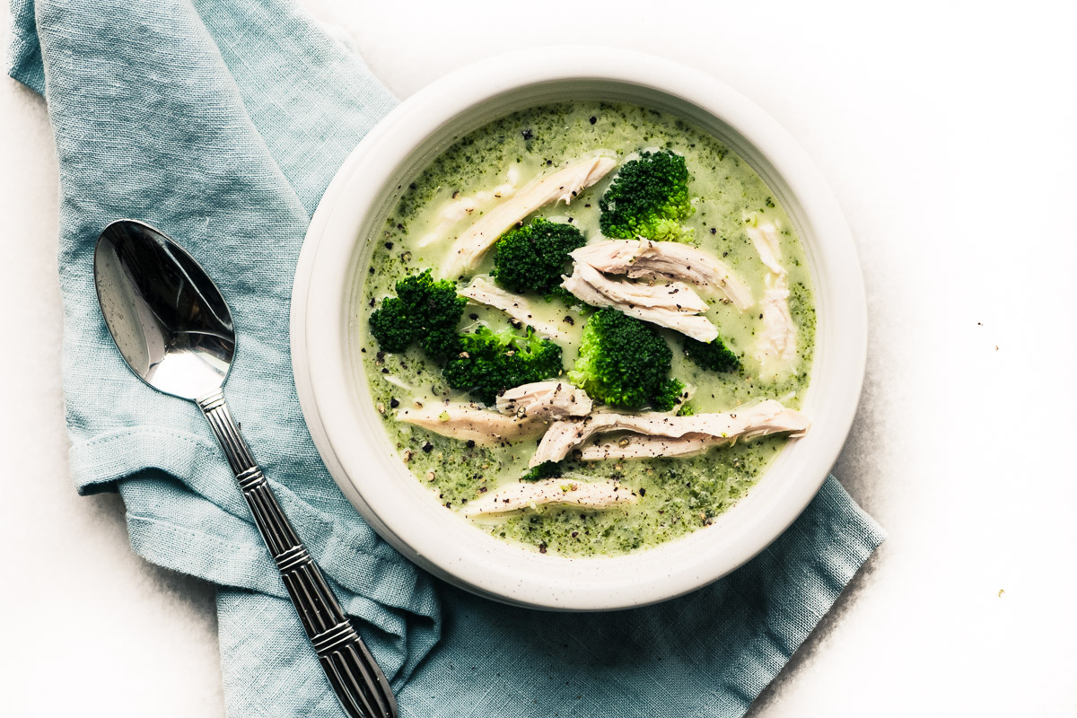 Sopa de brócoli y parmesano con una servilleta azul