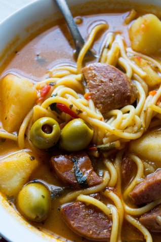 Sopa de salami puertorriqueño