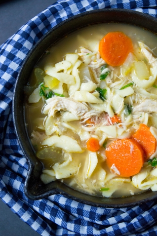 Rápido & # 038; Sopa de fideos con pollo fácil