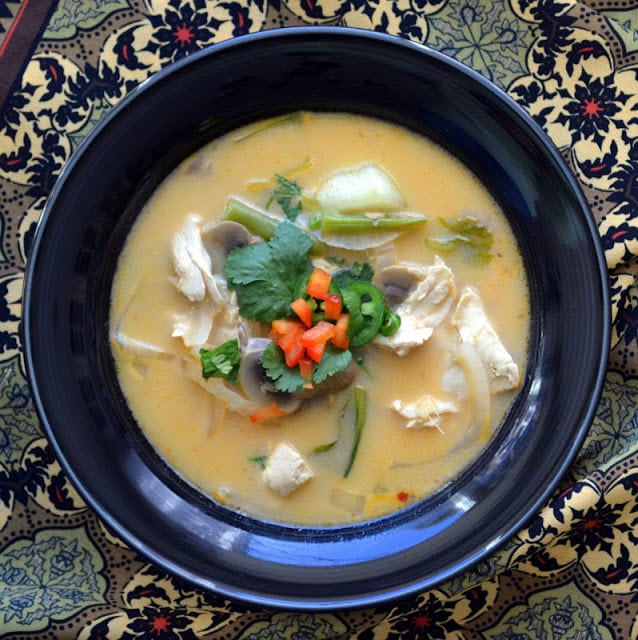 Sopa de coco tailandesa en un tazón negro