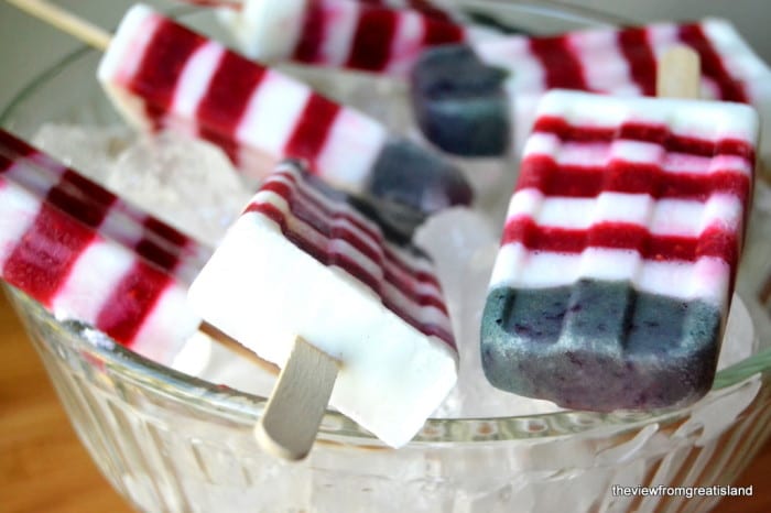 Saludables y deliciosas paletas de rojo, blanco y ar&aacute;ndano hechas con yogur y bayas ~ theviewfromgreatisland.com