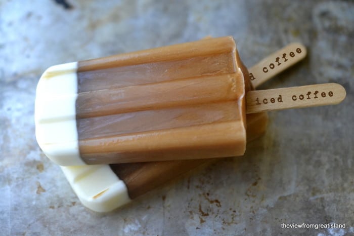 Foto de dos paletas de caf&eacute; helado en una bandeja de metal para hornear.