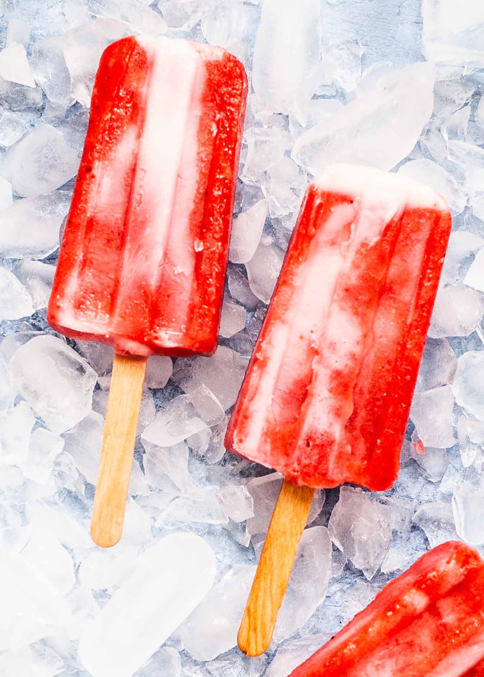 Sucettes glacées au yogourt aux fraises et au yogourt à la vanille