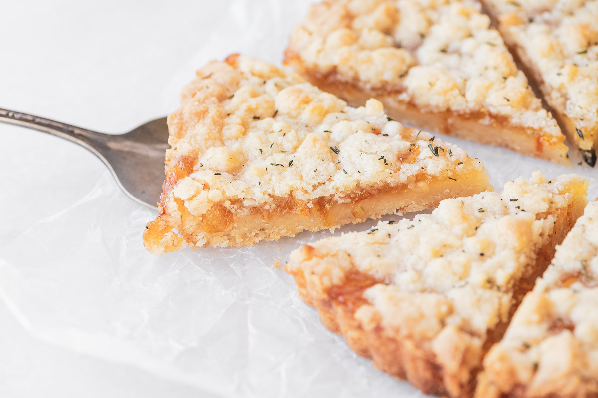 Tomando un trozo de una tarta de mantequilla de mandarina