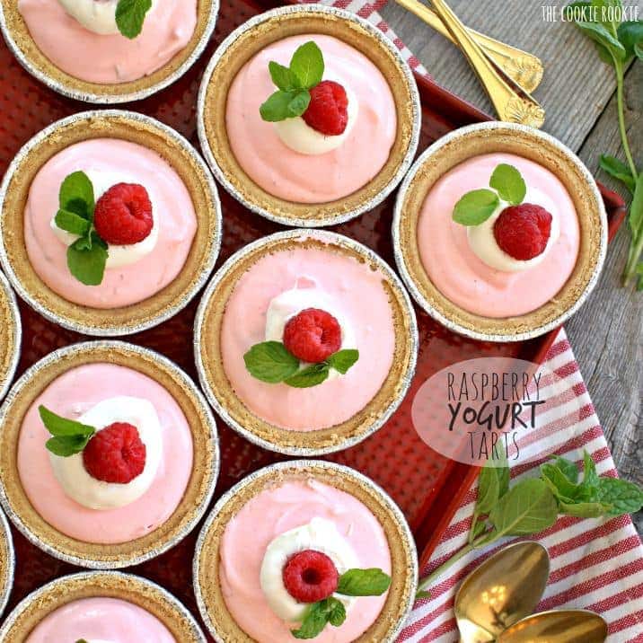 Tartas de yogur de frambuesa, ¡un dulce dulce fácil y saludable para el Día de San Valentín o la receta perfecta para baby shower! El