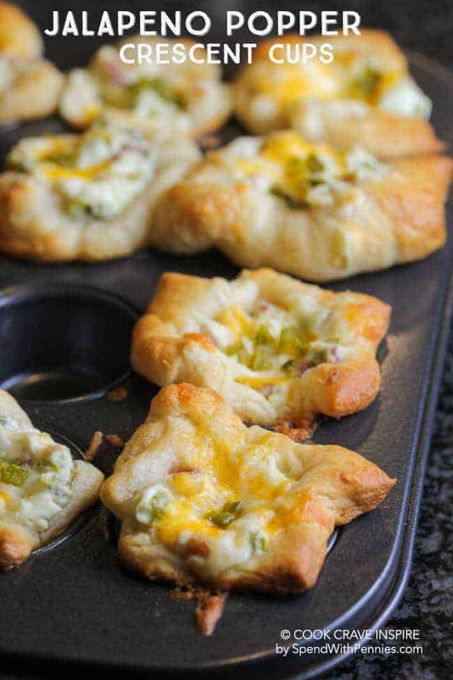 Jalape&ntilde;o Popper Crescent Cups en un molde para muffins