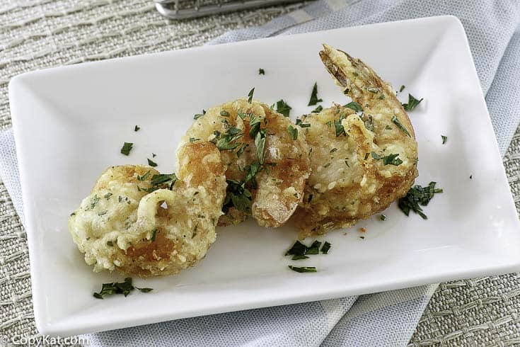 Un plato de tempura de camarones crujientes