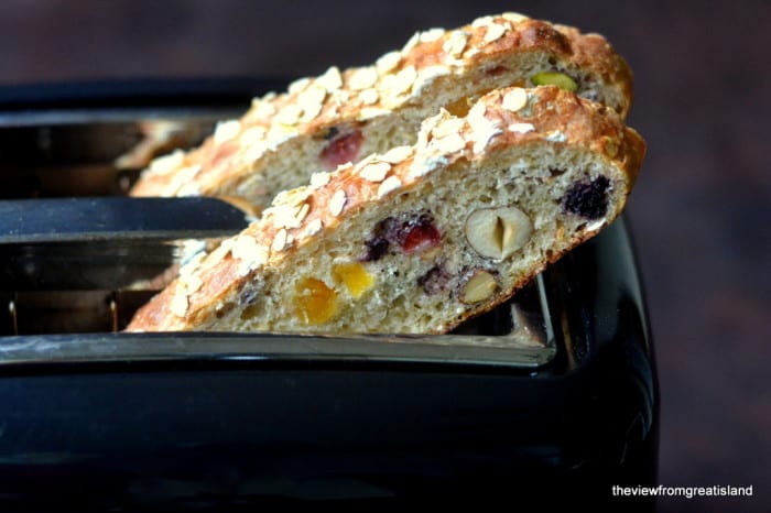 Muesli Toasting Bread es un pan de levadura hermoso y saludable repleto de frutas y nueces ~ &iexcl;es la mejor tostada para el desayuno!