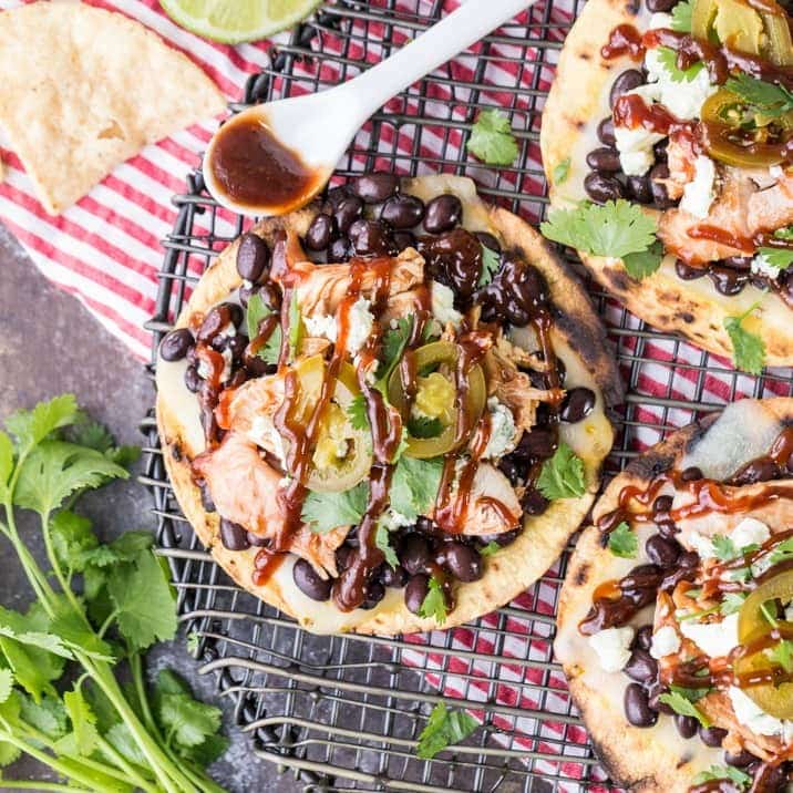 Tostadas picantes de pollo a la barbacoa