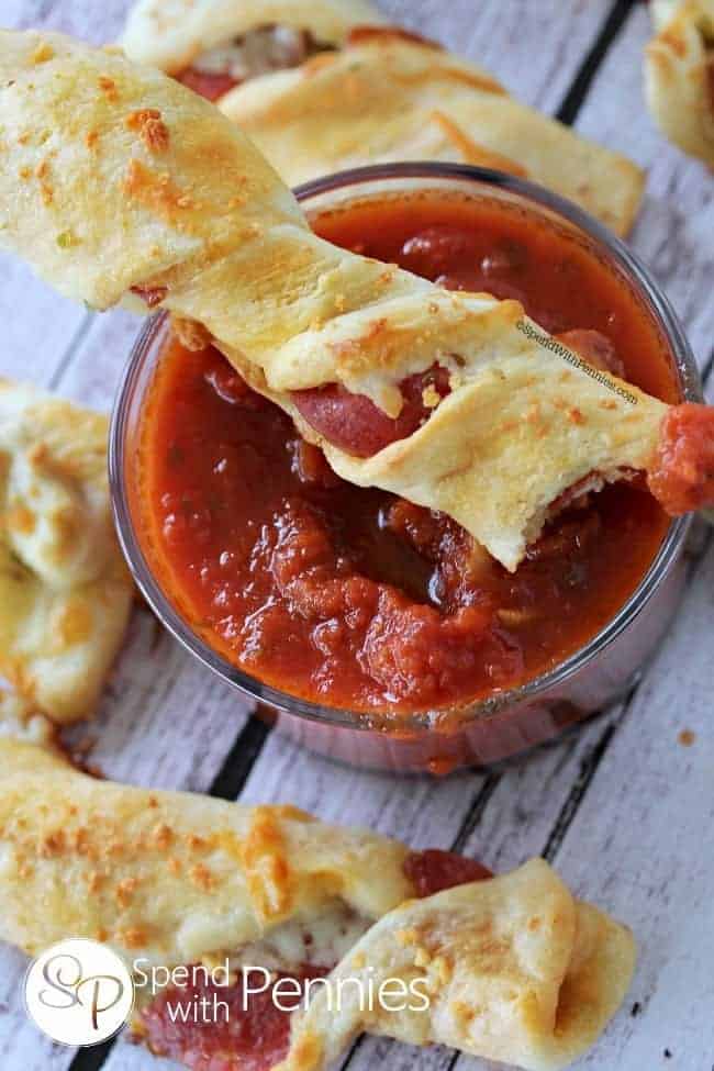 Giros de pizza ... ¡este delicioso bocadillo es un giro divertido en una pizza tradicional! ¡Listo en solo unos minutos, esto es perfecto para una pizza rápida!